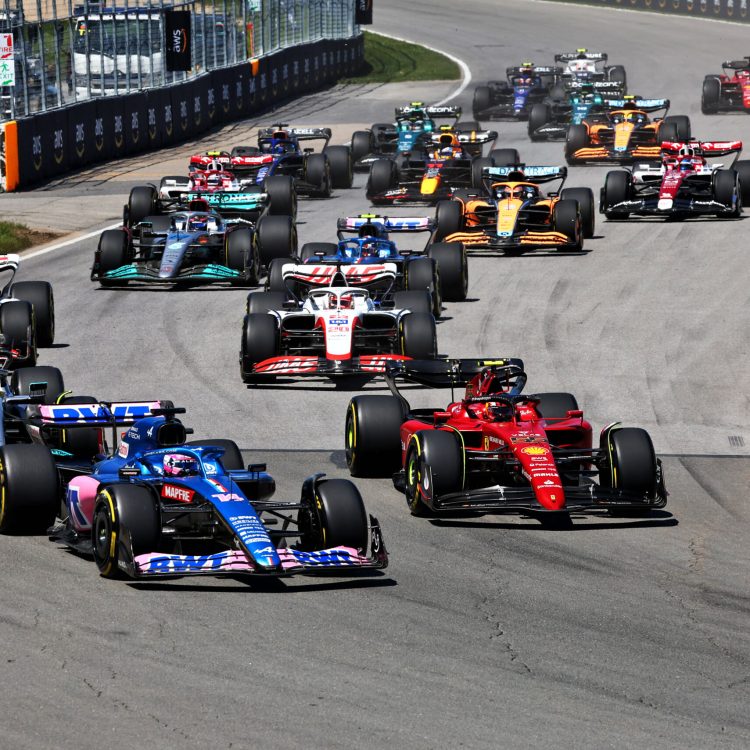 (L to R): Fernando Alonso (ESP) Alpine F1 Team A522 and Carlos Sainz Jr (ESP) Ferrari F1-75 battle for position at the start of the race.  Canadian Grand Prix, Sunday 19th June 2022. Montreal, Canada.